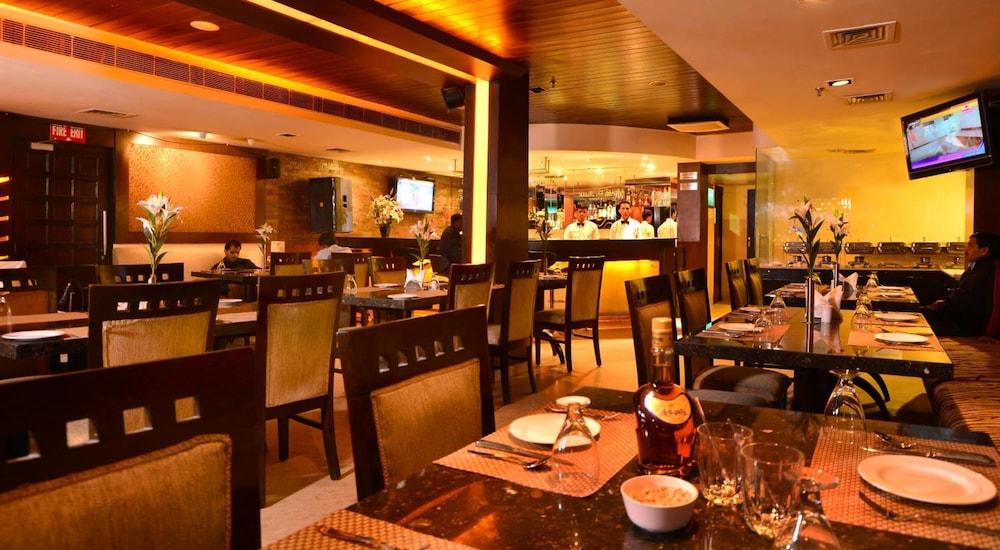Hotel Shanti Palace West Patel Nagar Нью-Дели Экстерьер фото