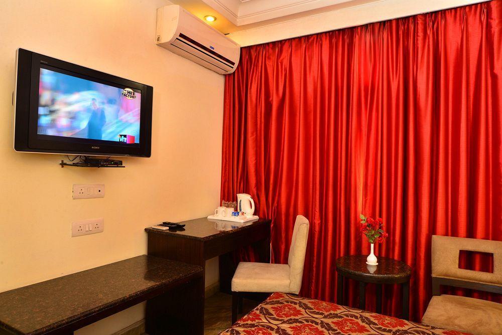 Hotel Shanti Palace West Patel Nagar Нью-Дели Экстерьер фото