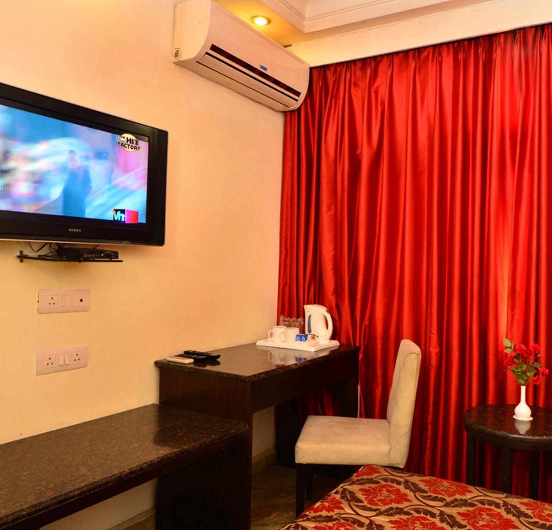 Hotel Shanti Palace West Patel Nagar Нью-Дели Экстерьер фото